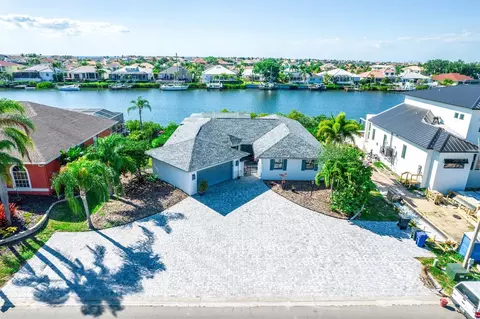 827 Chipaway Dr, Apollo Beach, FL 33572