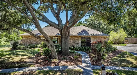 2712 Golf Heights Cir, Valrico, FL 33596