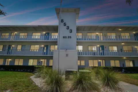 8533 110th St #305, Seminole, FL 33772