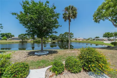 806 Bluewater Dr, Sun City Center, FL 33573