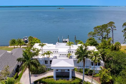 1746 Santa Barbara Dr, Dunedin, FL 34698