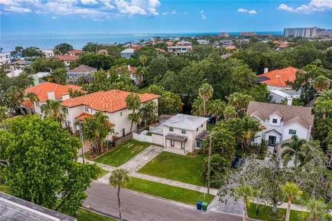 423 S Royal Poinciana Dr, Tampa, FL 33609