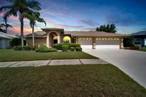 3812 Cardenal Ave, Sun City Center, FL 33573