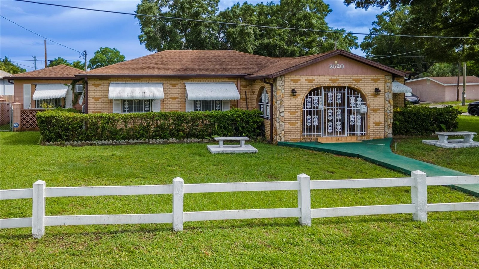 2520 W Saint Conrad St  