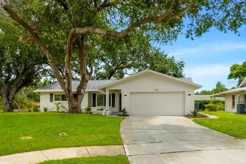 1324 Woodstock Dr, Palm Harbor, FL 34684