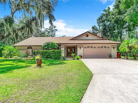 3015 Forest Club Dr, Plant City, FL 33566