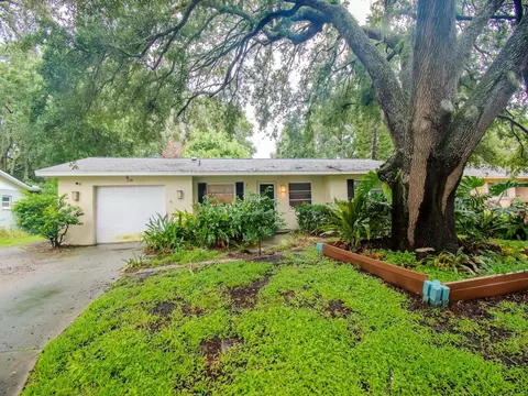 210 NW Lincoln Cir N, Saint Petersburg, FL 33702