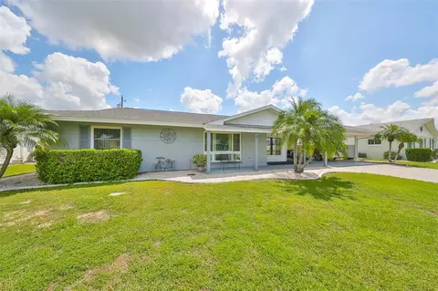 907 Hacienda Dr, Sun City Center, FL 33573