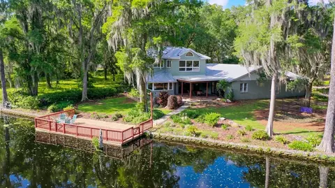 805 Pyramid Dr, Temple Terrace, FL 33617