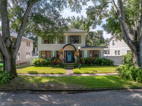 2360 Woodlawn Cir E, Saint Petersburg, FL 33704