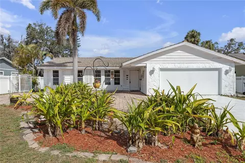 8002 Lake Dr, Palmetto, FL 34221