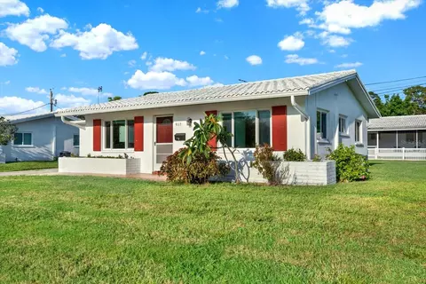 9113 143rd St, Seminole, FL 33776