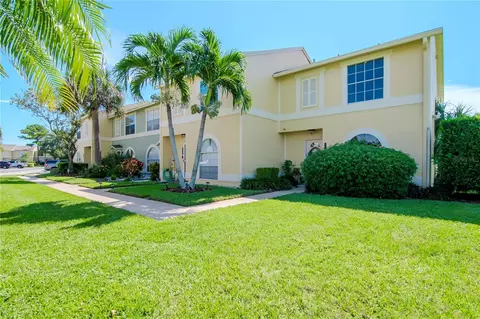 1532 Chateaux De Ville Ct, Clearwater, FL 33764