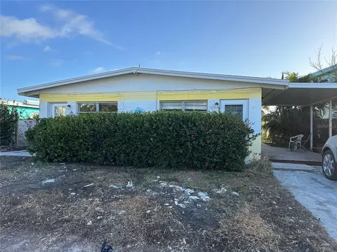 11435 1st St E, Treasure Island, FL 33706