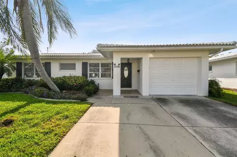 9520 141st St, Seminole, FL 33776