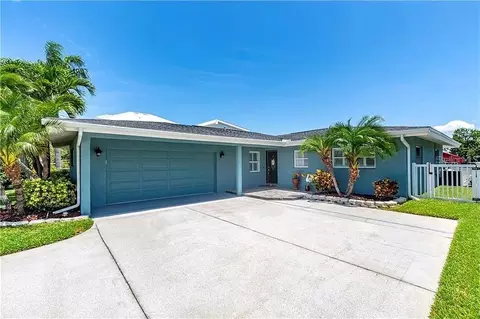 16105 4th St E, Redington Beach, FL 33708