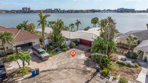 11050 7th St E, Treasure Island, FL 33706