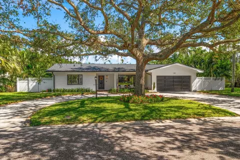 1727 Laurie Ln, Belleair, FL 33756