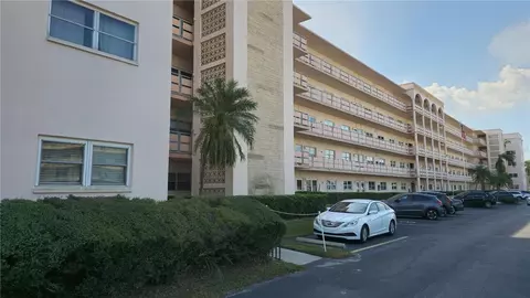 5623 80th St N #510, Saint Petersburg, FL 33709