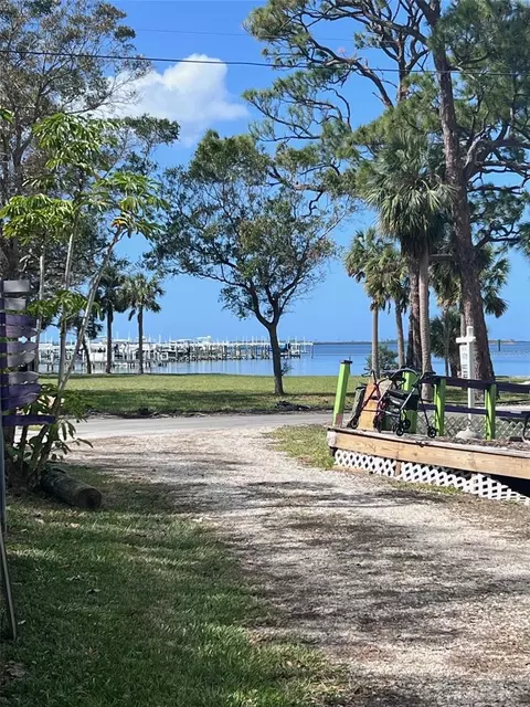 307 Bayshore Dr, Palm Harbor, FL 34683