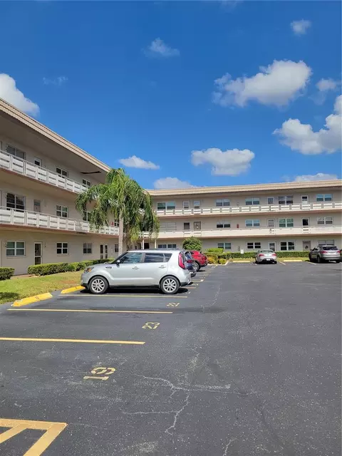 5530 80th St N #D304, Saint Petersburg, FL 33709