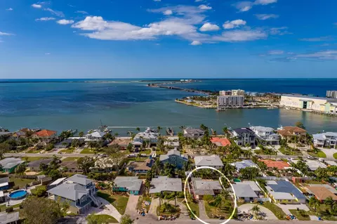2460 Tradewinds Dr, Dunedin, FL 34698