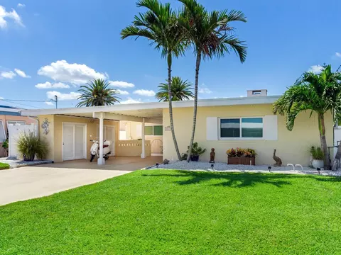 16126 4th St E, Redington Beach, FL 33708