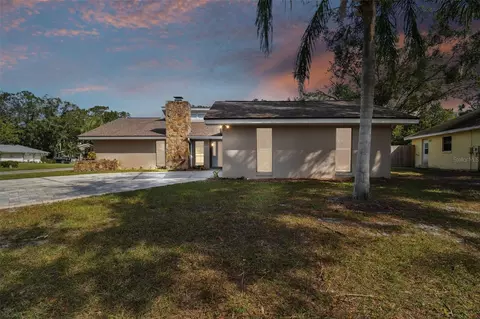 801 Sandalwood Dr, Plant City, FL 33563