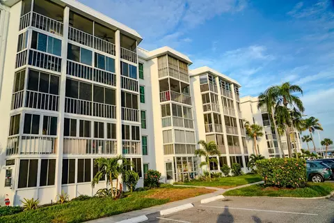 4902 38th Way S #409, Saint Petersburg, FL 33711