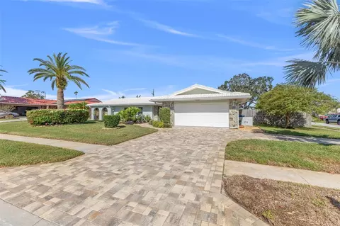 13935 Pinecrest Dr, Largo, FL 33774
