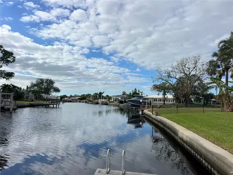 9644 Oak St NE, Saint Petersburg, FL 33702