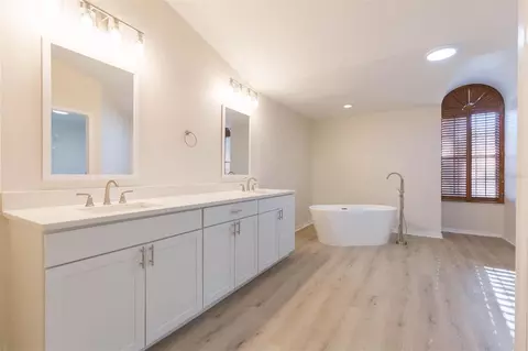 Bath - 937 Bunker View Dr, Apollo Beach, FL 33572 photo 1 of 10