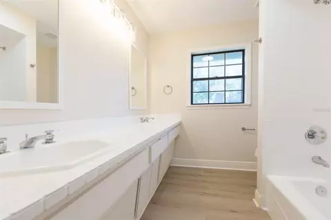 Bath - 937 Bunker View Dr, Apollo Beach, FL 33572 photo 4 of 10