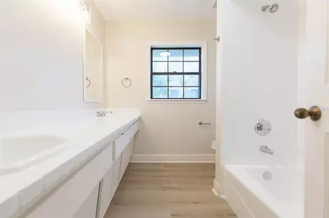 Bath - 937 Bunker View Dr, Apollo Beach, FL 33572 photo 5 of 10