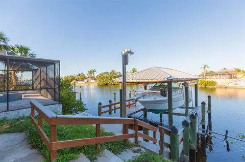 Exterior - 937 Bunker View Dr, Apollo Beach, FL 33572 photo 9 of 12