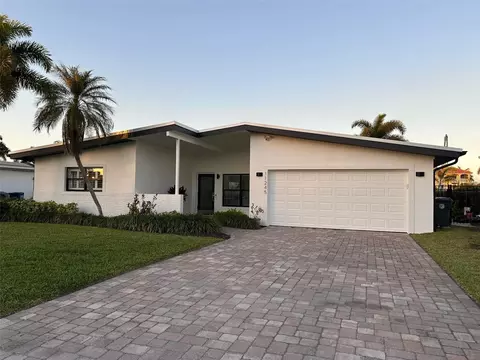 11245 6th St E, Treasure Island, FL 33706