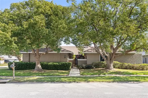 10077 Linden Place Dr, Seminole, FL 33776