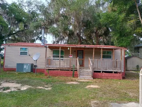 148 Little Orange Lake Dr, Hawthorne, FL 32640