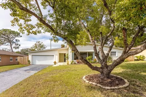 1040 Fountainhead Dr, Largo, FL 33770