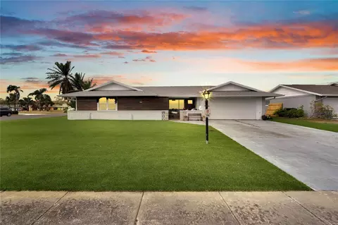 1402 Seton Hall Dr, Sun City Center, FL 33573