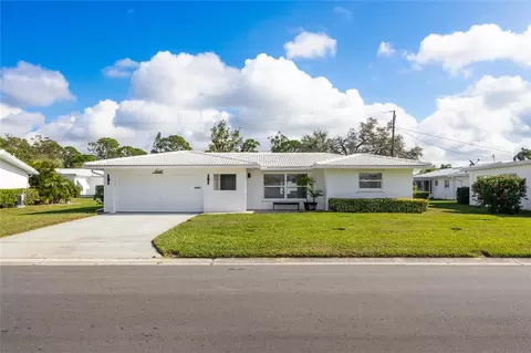 9047 143rd St, Seminole, FL 33776