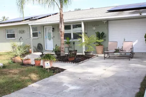 5900 Cypress St, Zephyrhills, FL 33542