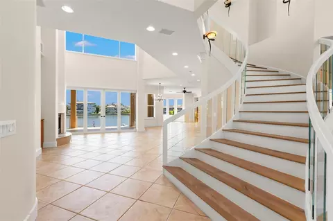 6015 Kipps Colony Dr E, Gulfport, FL 33707