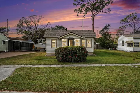 8130 3rd St N, Saint Petersburg, FL 33702