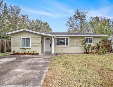 204 SW Madison Cir N, Saint Petersburg, FL 33703