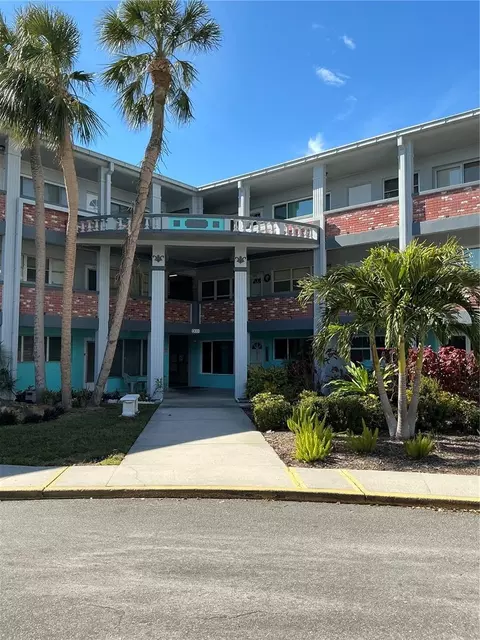 4300 58th St N #2000, Kenneth City, FL 33709