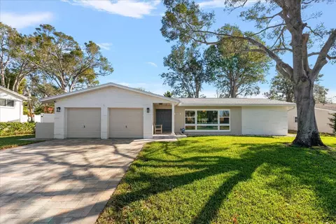 8205 Forest Cir, Seminole, FL 33776