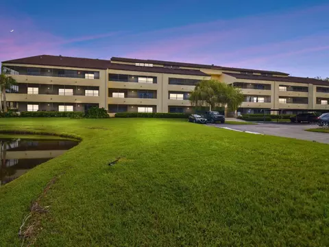 13610 S Village Dr #4205, Tampa, FL 33618