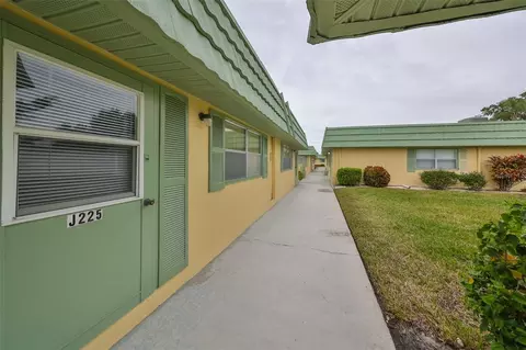 102 Cambridge Trl #225, Sun City Center, FL 33573