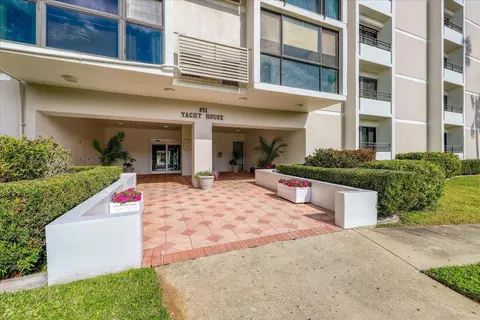 851 Bayway Blvd #201, Clearwater, FL 33767